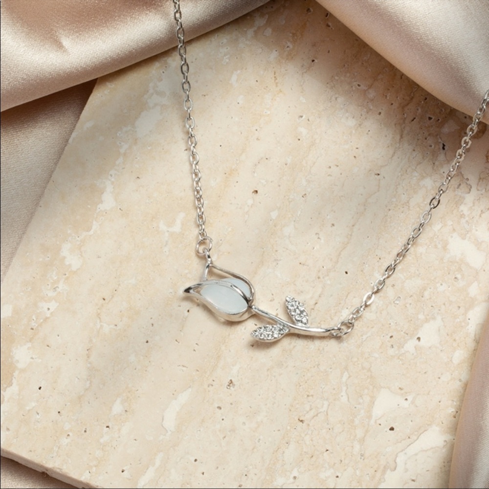 Silver stone rose necklace